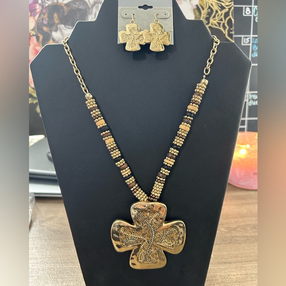 NWT necklace and earrings set